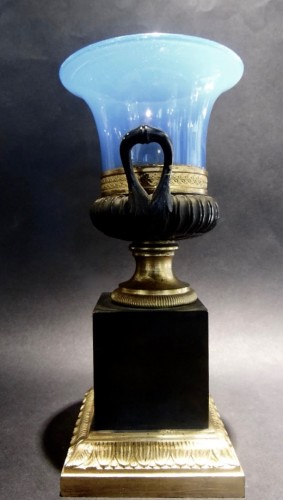 Verrerie, Cristallerie  - Vase Medicis en bronze doré et patiné et opaline de couleur bleu "d'outre-mer"