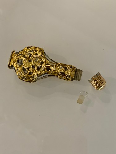 Objets de Vitrine  - Flacon à sels en cristal de roche et or d'époque Louis XV