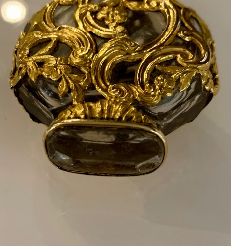 XVIIIe siècle - Flacon à sels en cristal de roche et or d'époque Louis XV