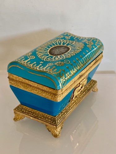 Verrerie, Cristallerie  - Coffret "sarcophage" en opaline turquoise