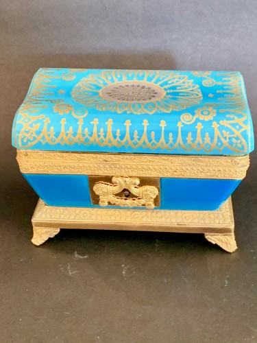 Antiquités - Coffret "sarcophage" en opaline turquoise