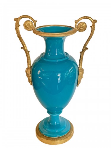 Vase en opaline et bronze doré, époque Restauration