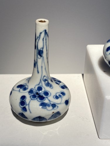 XVIIIe siècle - Deux vases miniature en porcelaine de Chine, Kang Xi (1662-1722)