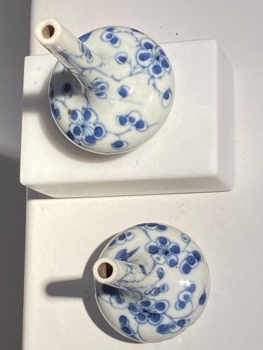 Antiquités - Deux vases miniature en porcelaine de Chine, Kang Xi (1662-1722)