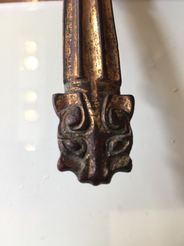 Fibule en Bronze Doré, Chine, époque Han (206 avant  J.-C. - 220 Ap.  J.?-?C..) - Seghers & Pang Fine Arts