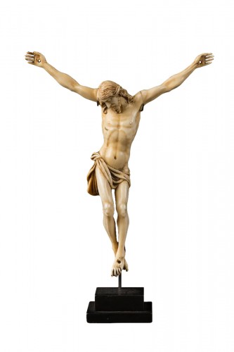 Christ crucifié très finement sculpté en ivoire, école flamande 19e siècle