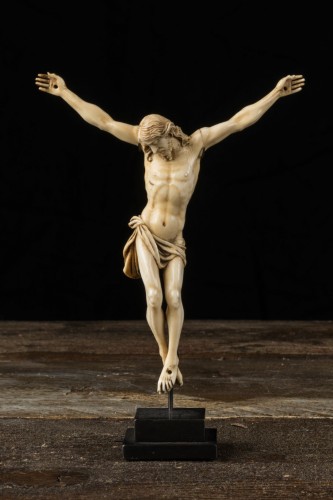 Christ crucifié très finement sculpté en ivoire, école flamande 19e siècle - Art sacré, objets religieux Style 