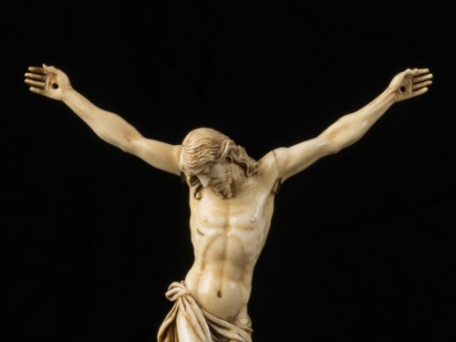  - Christ crucifié très finement sculpté en ivoire, école flamande 19e siècle