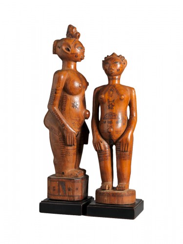 Couple d'ancêtres en bois avec des scarifications, Peuple Zela RDC