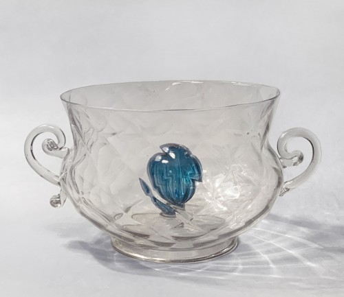 Bol facetté à anses et décoré d'un bulbe bleu godronné - Verrerie, Cristallerie Style 