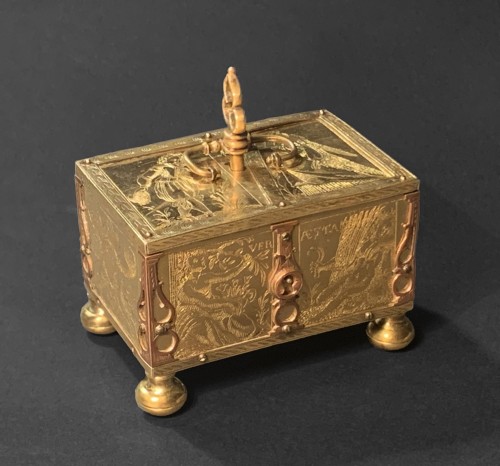 Antiquités - Boîte en cuivre doré et gravé par Michel Mann - vers 1600