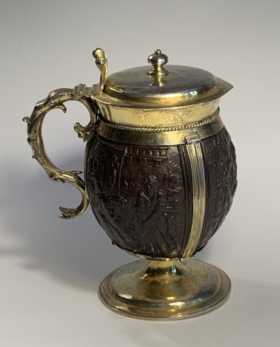Noix de coco montée en argent doré formant chope, Angleterre XVIIe siècle - Argenterie et Arts de la table Style 