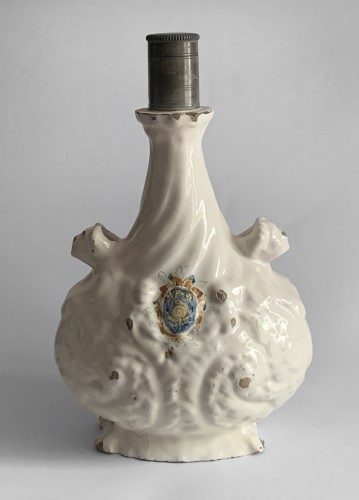 Céramiques, Porcelaines  - Gourde de pèlerin en majolique à décor moulé «a compendiario » - XVIIe siècle