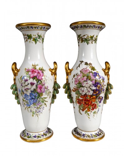 Paire de vases à décor floral en porcelaine de Paris, France circa 1880