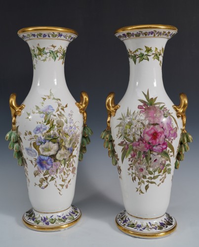 Paire de vases à décor floral en porcelaine de Paris, France circa 1880 - Céramiques, Porcelaines Style Napoléon III