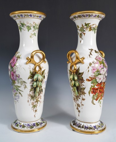 Céramiques, Porcelaines  - Paire de vases à décor floral en porcelaine de Paris, France circa 1880