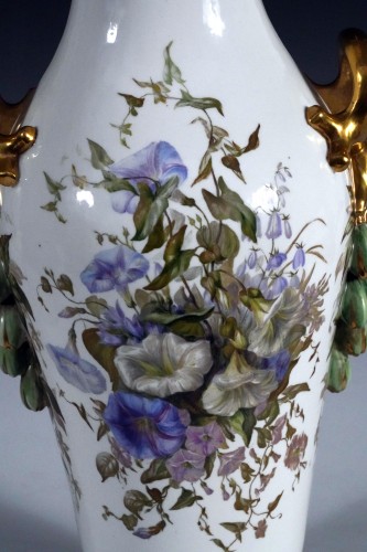 XIXe siècle - Paire de vases à décor floral en porcelaine de Paris, France circa 1880