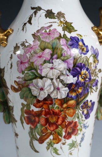 Paire de vases à décor floral en porcelaine de Paris, France circa 1880 - Napoléon III
