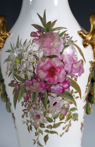 Napoléon III - Paire de vases à décor floral en porcelaine de Paris, France circa 1880