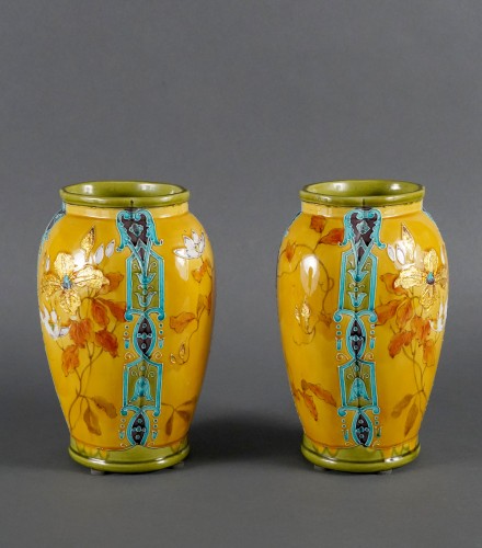Paire de vases à décor floral, Manufacture de Gien, France circa 1880 - Tobogan Antiques