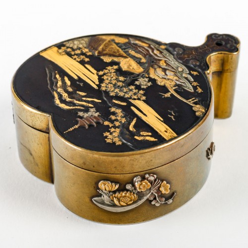 Originale petite boîte couverte en métal en forme d'éventail - Tora Tori