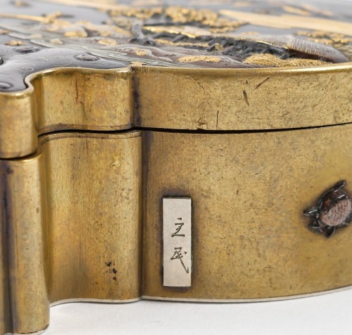 Originale petite boîte couverte en métal en forme d'éventail - 