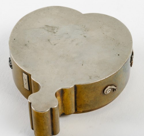 Antiquités - Originale petite boîte couverte en métal en forme d'éventail