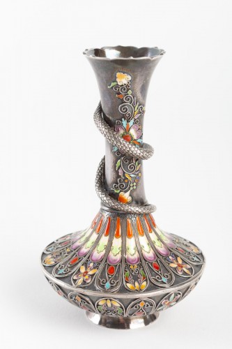 XIXe siècle - Petit vase japonais en argent et émaux cloisonnés par Mitsu Shige