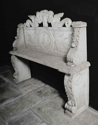 Banc en marbre de Carrare magnifiquement décoré, Toscane XVIIe siècle - Matériaux & Architecture Style Louis XIV