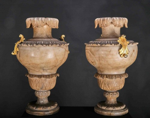 Grande paire de vases en albâtre, Italie 1ère moitié du18e siècle - Objet de décoration Style Louis XIV