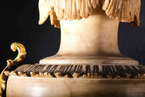 Grande paire de vases en albâtre, Italie 1ère moitié du18e siècle - Louis XIV
