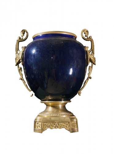 Vase en porcelaine "bleu de nuit" avec monture en  bronze,Paris 19e