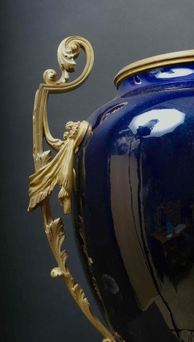 Objet de décoration Cassolettes, coupe et vase - Vase en porcelaine "bleu de nuit" avec monture en  bronze,Paris 19e
