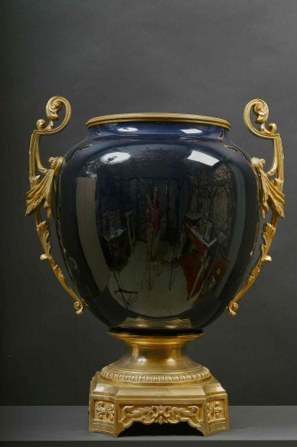 Vase en porcelaine "bleu de nuit" avec monture en  bronze,Paris 19e - Uwe Dobler Interiors