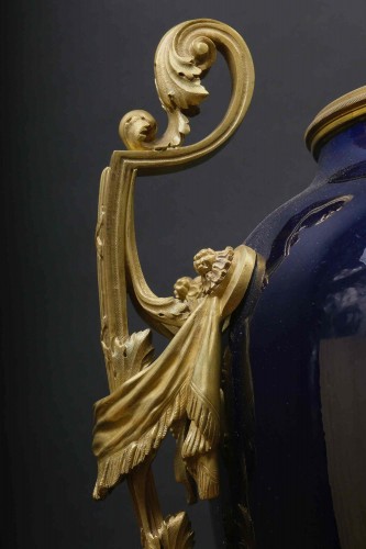 XIXe siècle - Vase en porcelaine "bleu de nuit" avec monture en  bronze,Paris 19e