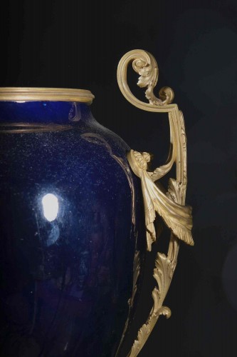 Vase en porcelaine "bleu de nuit" avec monture en  bronze,Paris 19e - Napoléon III