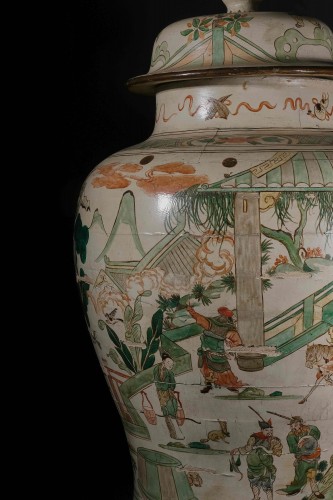 XIXe siècle - Paire de grands vases en bois avec décoration en laque