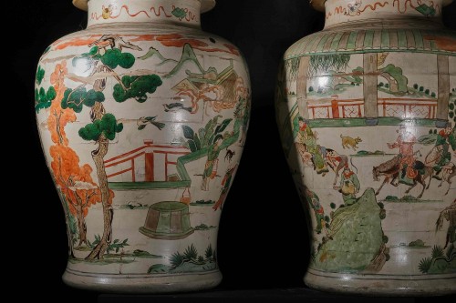 Paire de grands vases en bois avec décoration en laque - 