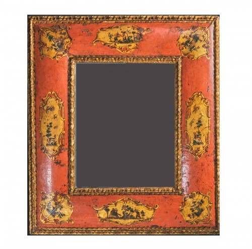Miroir vénitien vers 1740 en laque rosé avec décor arte povera