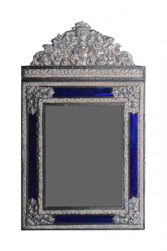 Grand miroir à parclose en laiton repoussé et argenté, France 19e siècle