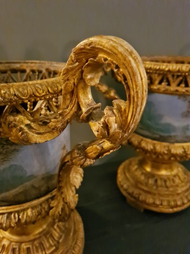 Objet de décoration Cassolettes, coupe et vase - Paire des Vases en bois sculpté et doré avec des cachepots en Tôle Peint, Rome 1780