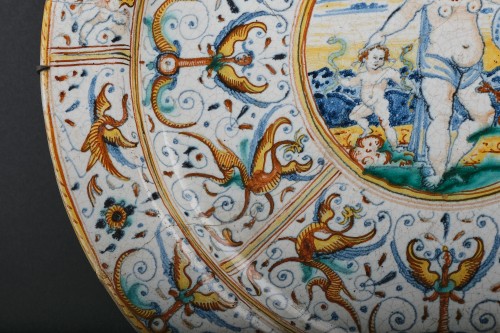Grande assiette de la manufacture Deruta, début du XVIIe siècle - Céramiques, Porcelaines Style Renaissance
