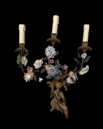 Luminaires Appliques - Paire d'appliques en bois laque avec fleurs en porcelain, Turin XVIIIe siècle