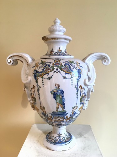 Grand vase balustre armorié - Céramiques, Porcelaines Style 
