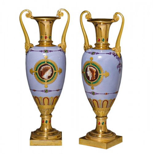 Paire de vases "fuseau" à anses dauphins en porcelaine de Sèvres