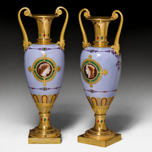 Paire de vases "fuseau" à anses dauphins en porcelaine de Sèvres - Céramiques, Porcelaines Style Restauration - Charles X