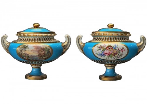 Paire de vases "allemands unis" en porcelaine de Sèvres