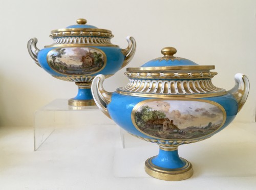 Paire de vases "allemands unis" en porcelaine de Sèvres - Céramiques, Porcelaines Style Louis XV