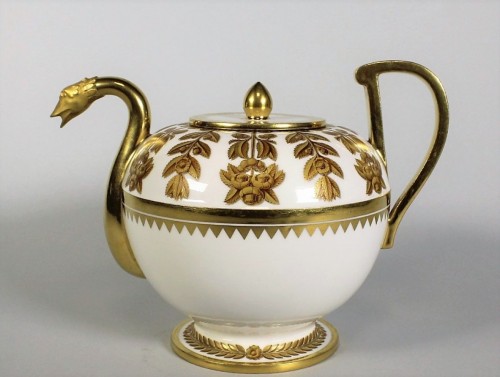 Théière "étrusque" en porcelaine de Sèvres - Céramiques, Porcelaines Style Restauration - Charles X