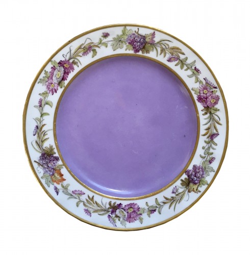 Assiette en porcelaine de Sèvres à fond lilas